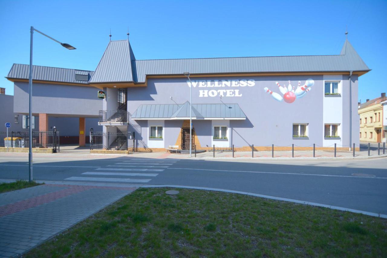 Hotel Tatra Novy Bydzov Exterior photo