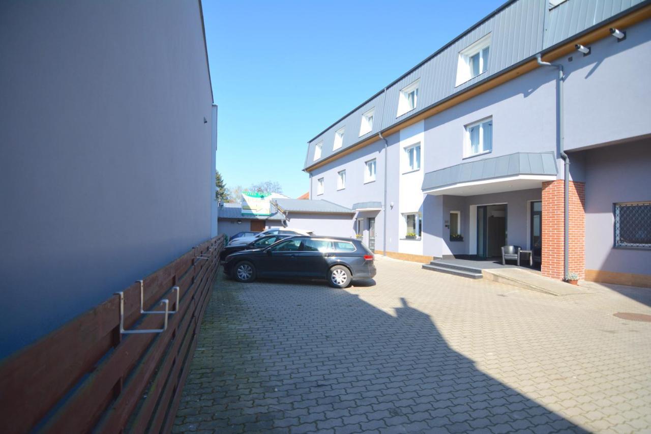 Hotel Tatra Novy Bydzov Exterior photo
