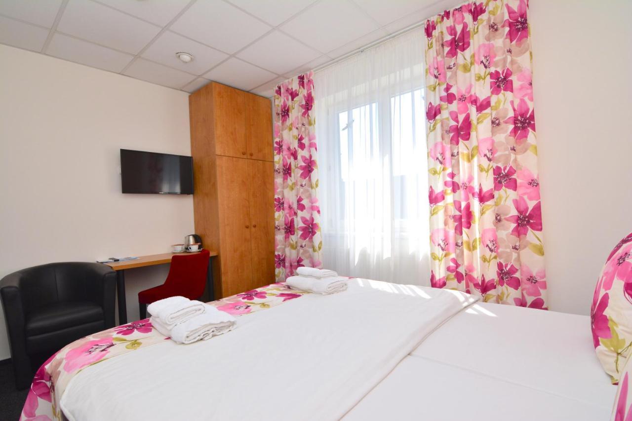Hotel Tatra Novy Bydzov Exterior photo