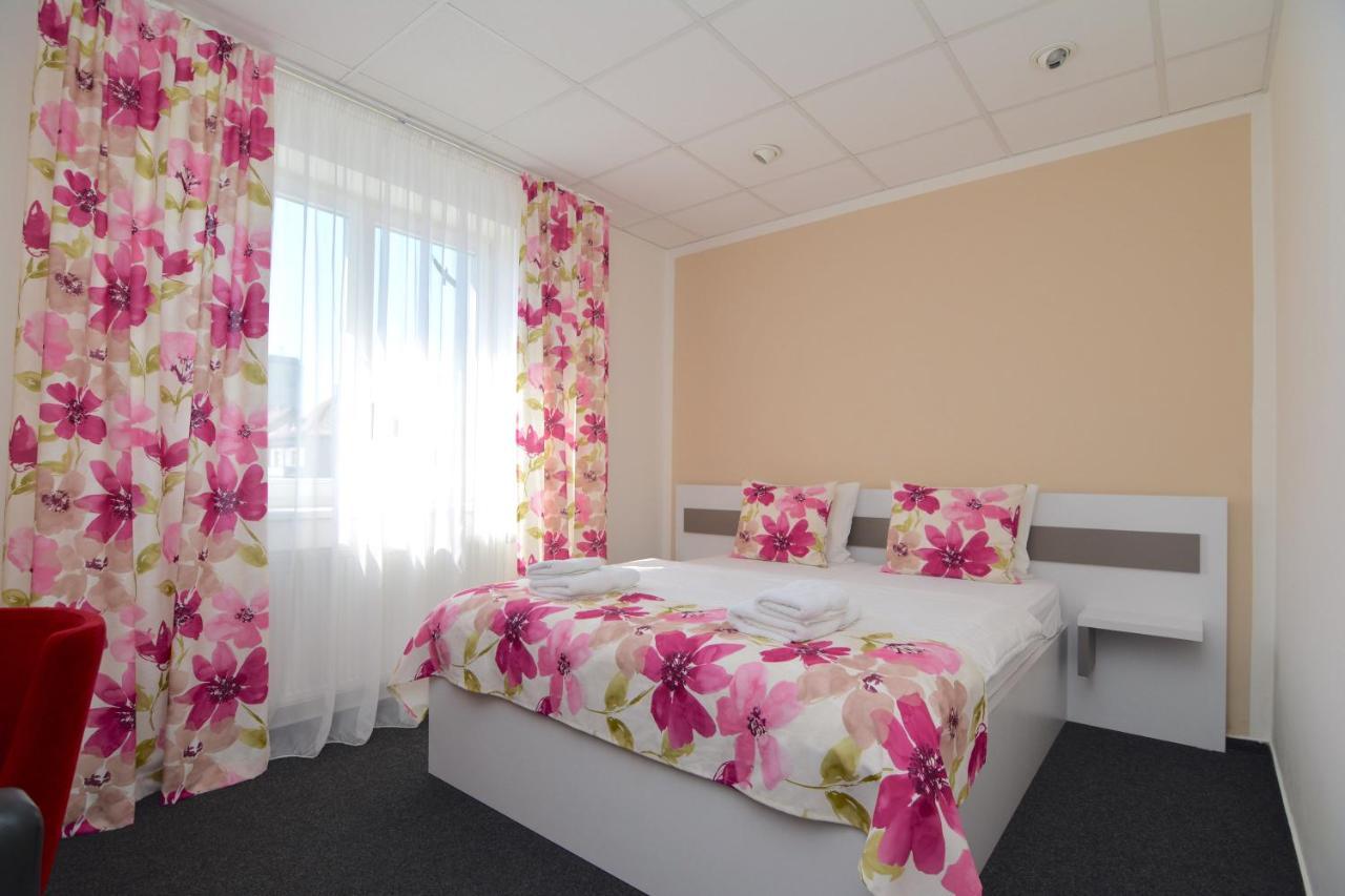 Hotel Tatra Novy Bydzov Exterior photo
